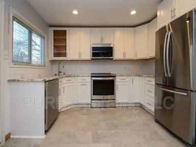 Main picture of 5819 Erskine St