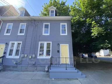 Main picture of 402 E King St