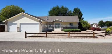 Main picture of 303 Dogwood Dr