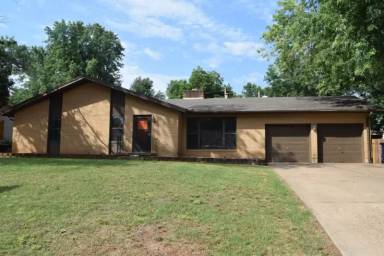 Main picture of 721 W Lakeshore Dr