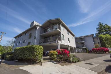 Main picture of 2562 Thorndyke Ave W