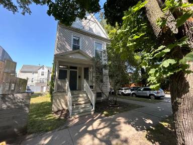 Main picture of 3324 N Ravenswood Ave