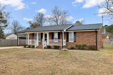 Main picture of 303 Wren Ln