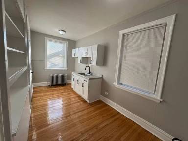 Main picture of 4041-43 W School St