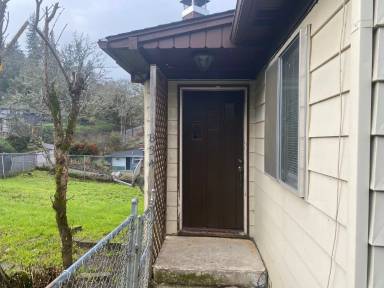 Main picture of 834 SE Terrace Dr