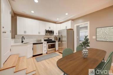 Main picture of 1430 N Maplewood Ave