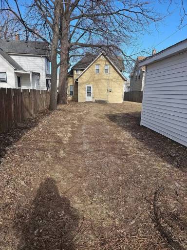 Main picture of 527 W 16th St