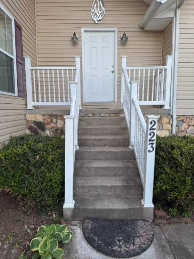 Main picture of 223 N Queens Ct