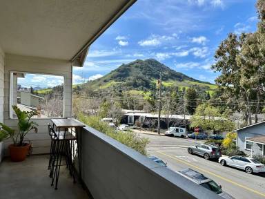 Main picture of 923 Peach St
