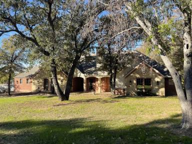 Main picture of 101 Oakwood Dr