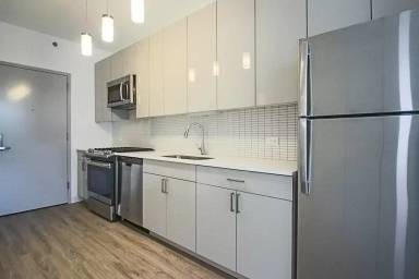 Main picture of 819 W Van Buren St