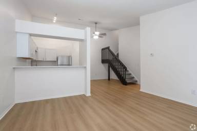 Main picture of 1015 Village Green Ct