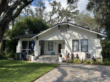 Main picture of 944 E Shadowlawn Ave