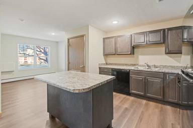 Main picture of 215 Huseth St