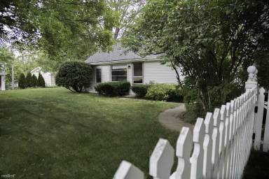 Main picture of 3251 Central St