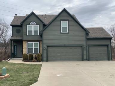 Main picture of 900 NE Sunshine Ct