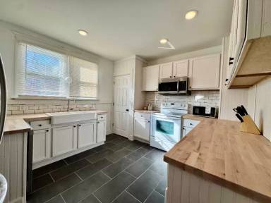 Main picture of 1400 Bemis St SE