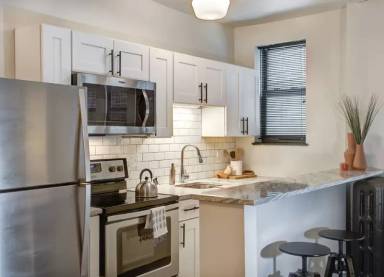 Main picture of 6809 N Sheridan Rd