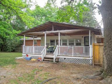 Main picture of 411 College Blvd