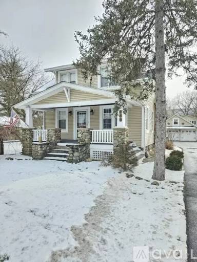 Main picture of 145 E Main St