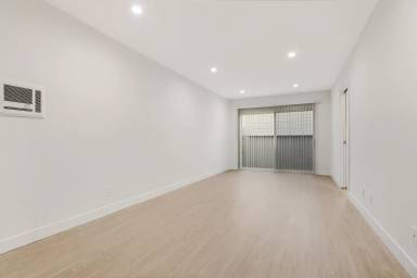 Main picture of 1726 S Barrington Ave