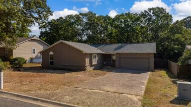 Main picture of 9 Ophelia Dr