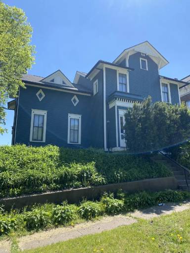 Main picture of 721 W 7th St