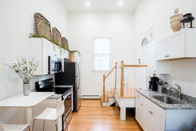 Main picture of 586 E Broadway