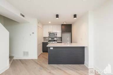 Main picture of 944 W Grace St Apartments