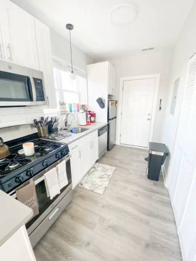 Main picture of 3110 N Milwaukee Ave