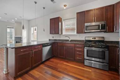 Main picture of 1314 N Wicker Park Ave