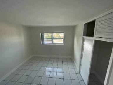 Main picture of 941 NE 170th St