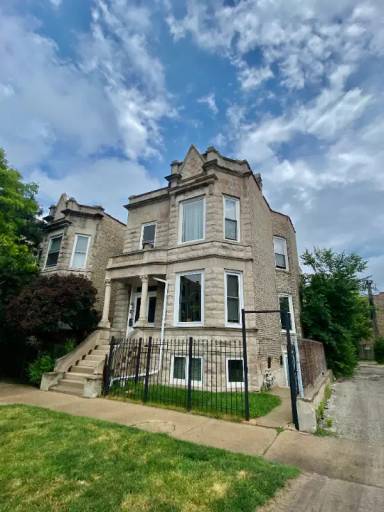 Main picture of 2415 N Sawyer Ave