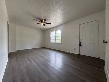 Main picture of 2541 E Commercial St