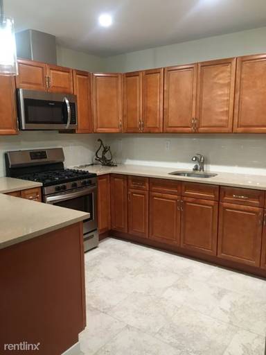 Main picture of 560 E 82nd St