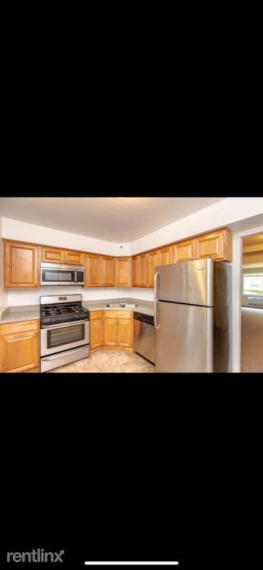 Main picture of 2005 W Touhy Ave