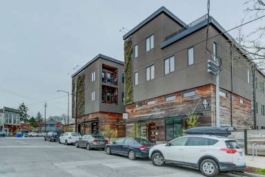 Main picture of 909 NE Oneonta St