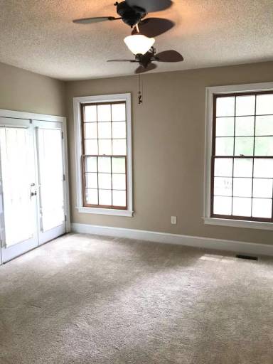 Main picture of 1040 Great Oaks Ln