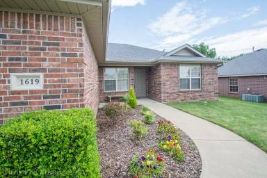 Main picture of 1619 N Hazeltine Dr