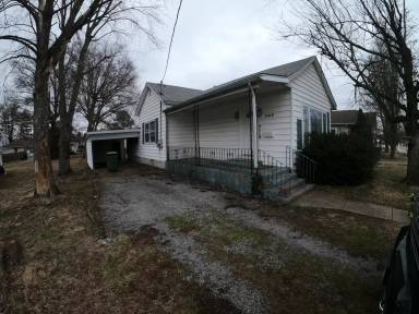 Main picture of 1107 E Poplar St