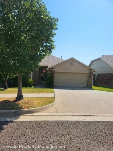 Main picture of 325 Lone Oak Dr