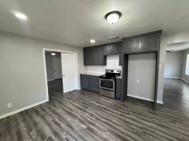 Main picture of 511 Powers St