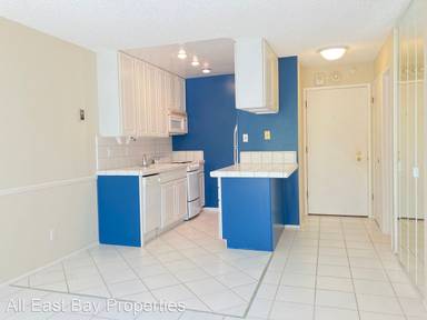 Main picture of 9 Commodore Dr