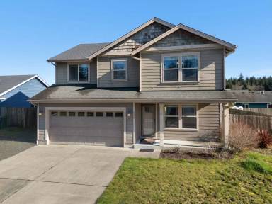 Main picture of 330 SW Kalmia Ave