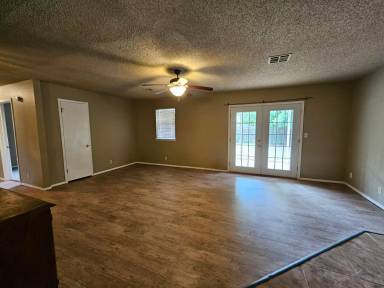 Main picture of 1703 Village Dr