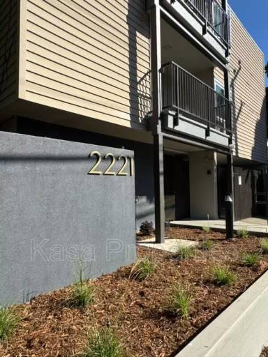 Main picture of 2221 Parker St