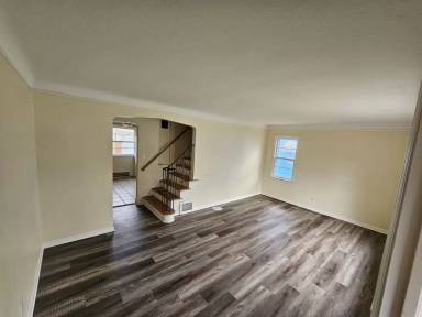 Main picture of 300 E 264th St