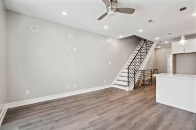 Main picture of 2535 N Howard St