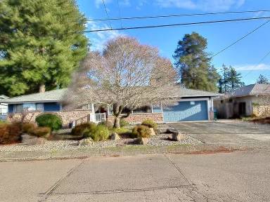 Main picture of 920 Lynnwood Ave NE