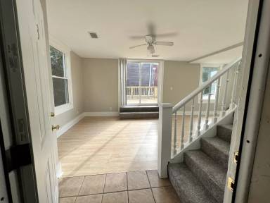Main picture of 119 E Oak St